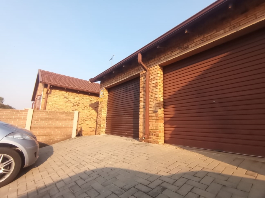 2 Bedroom Property for Sale in Little Falls Gauteng