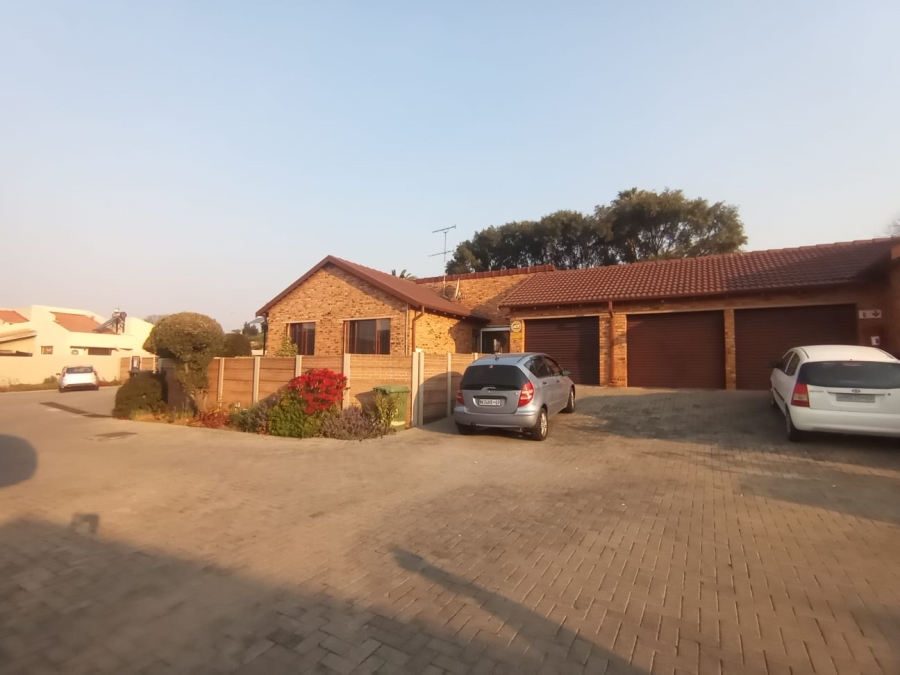 2 Bedroom Property for Sale in Little Falls Gauteng