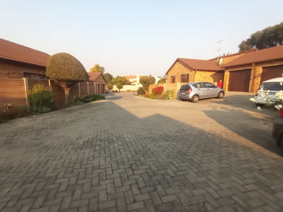 2 Bedroom Property for Sale in Little Falls Gauteng