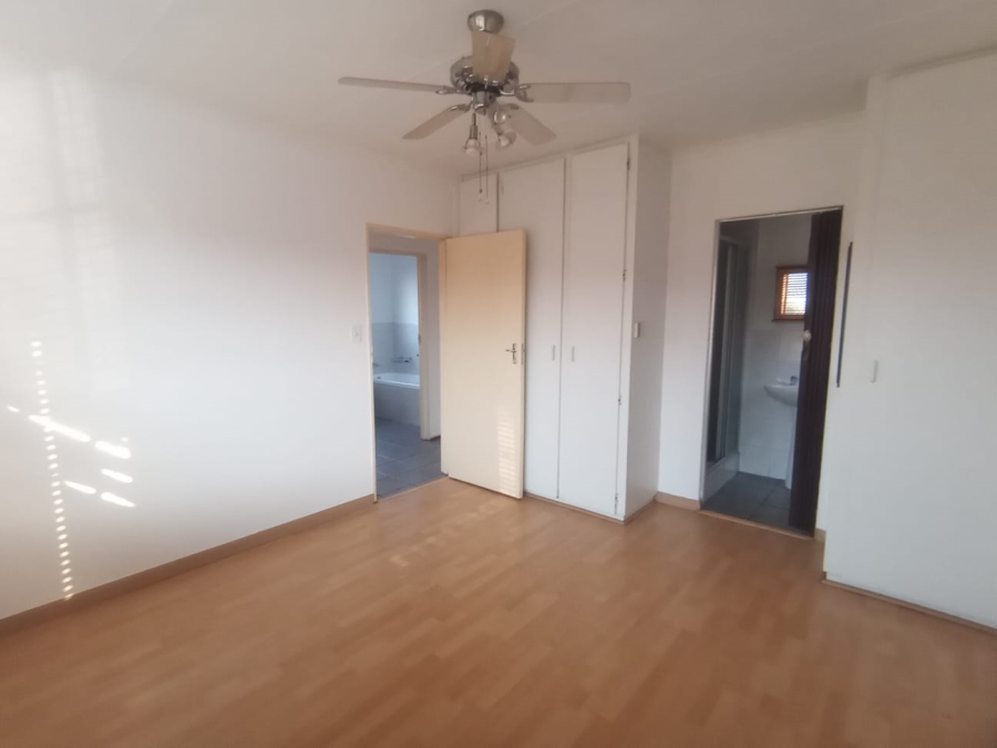2 Bedroom Property for Sale in Little Falls Gauteng