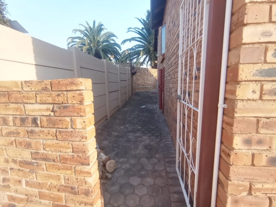 2 Bedroom Property for Sale in Little Falls Gauteng