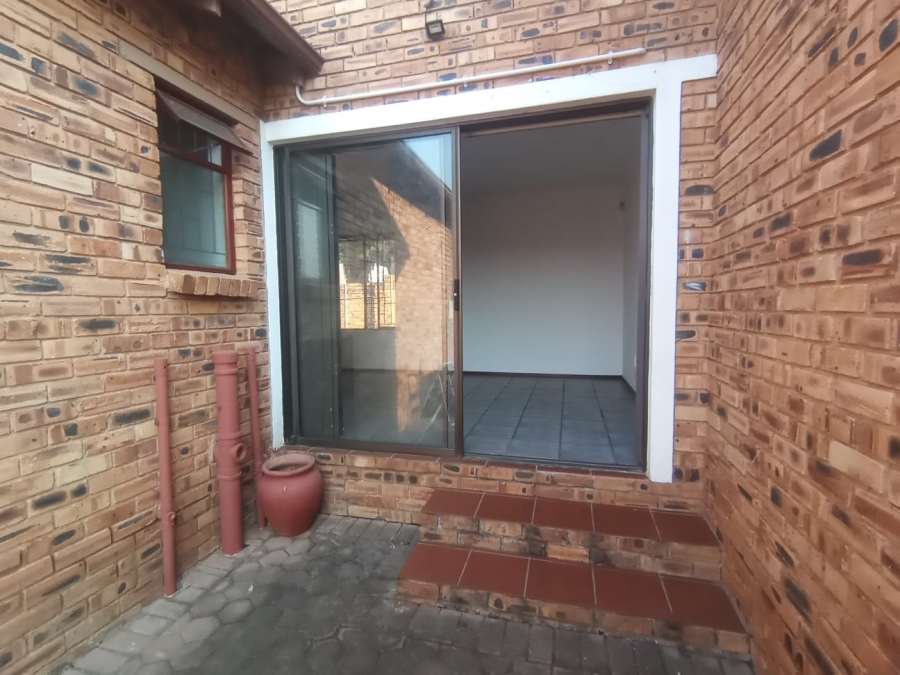 2 Bedroom Property for Sale in Little Falls Gauteng
