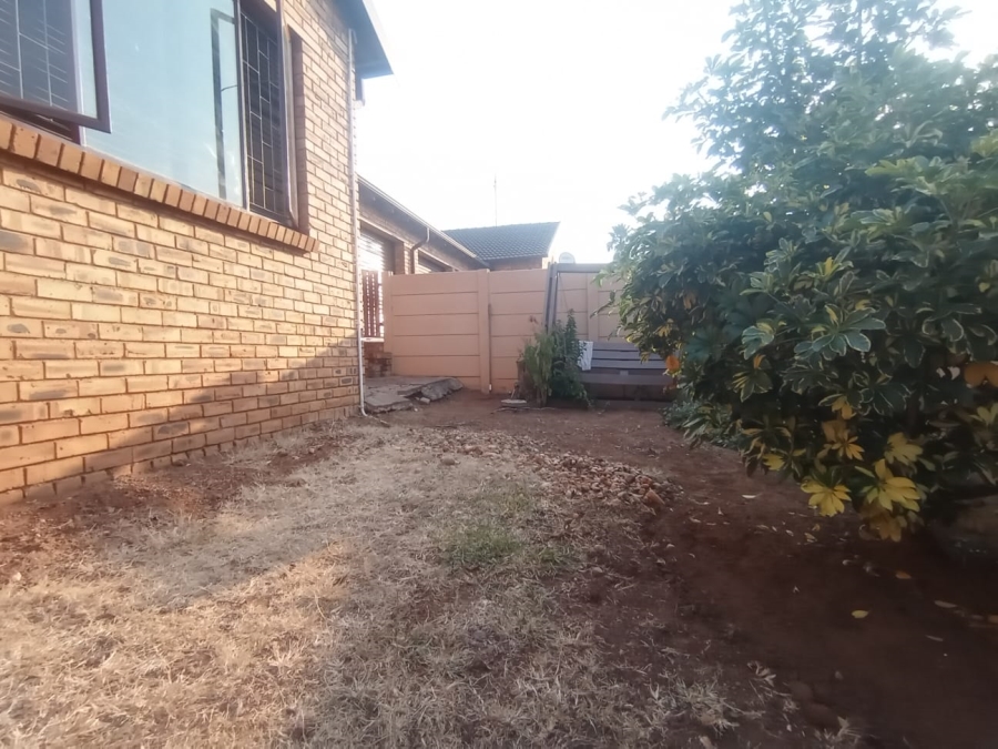 2 Bedroom Property for Sale in Little Falls Gauteng
