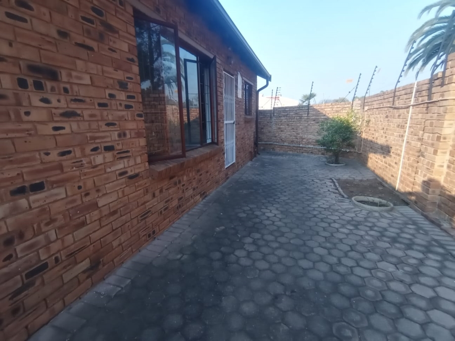 2 Bedroom Property for Sale in Little Falls Gauteng