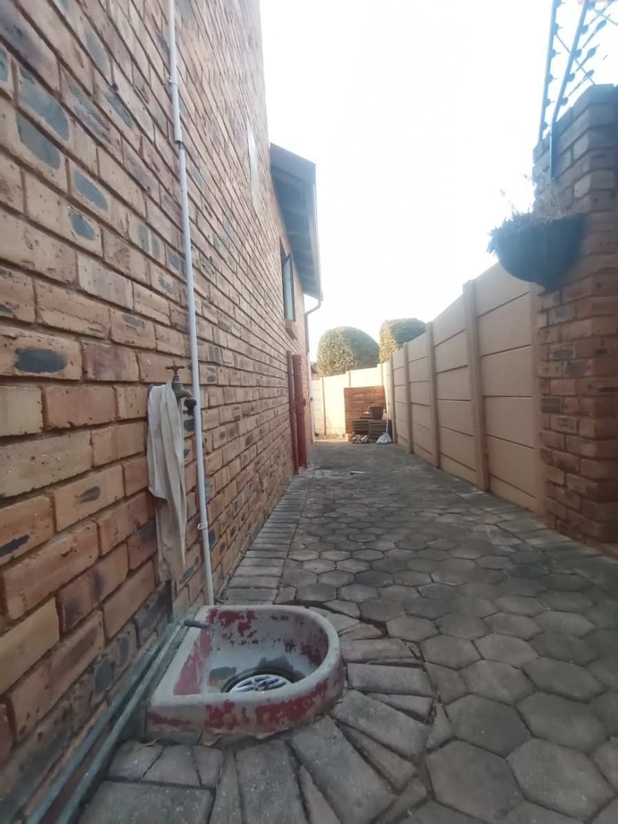 2 Bedroom Property for Sale in Little Falls Gauteng