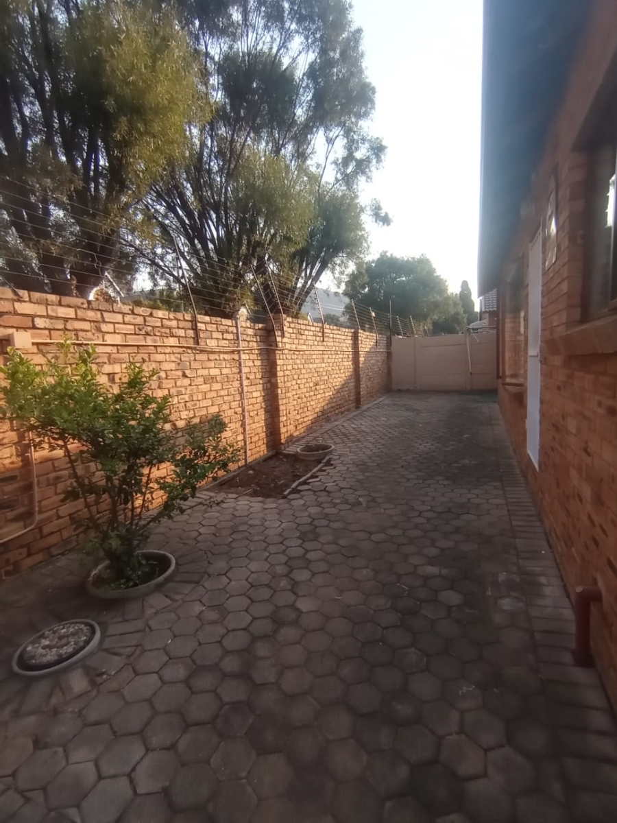 2 Bedroom Property for Sale in Little Falls Gauteng