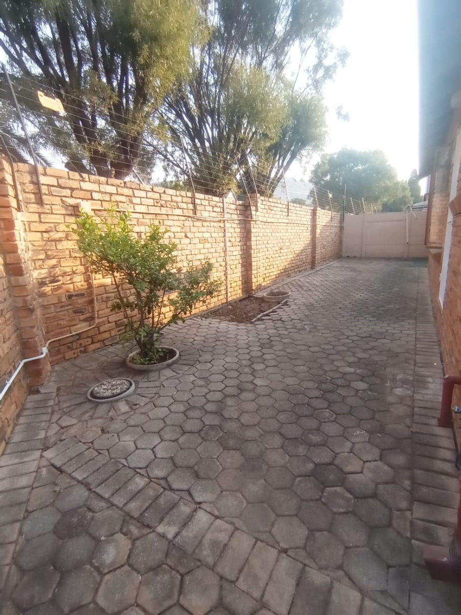 2 Bedroom Property for Sale in Little Falls Gauteng