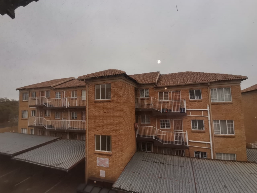 To Let 2 Bedroom Property for Rent in Kenmare Gauteng