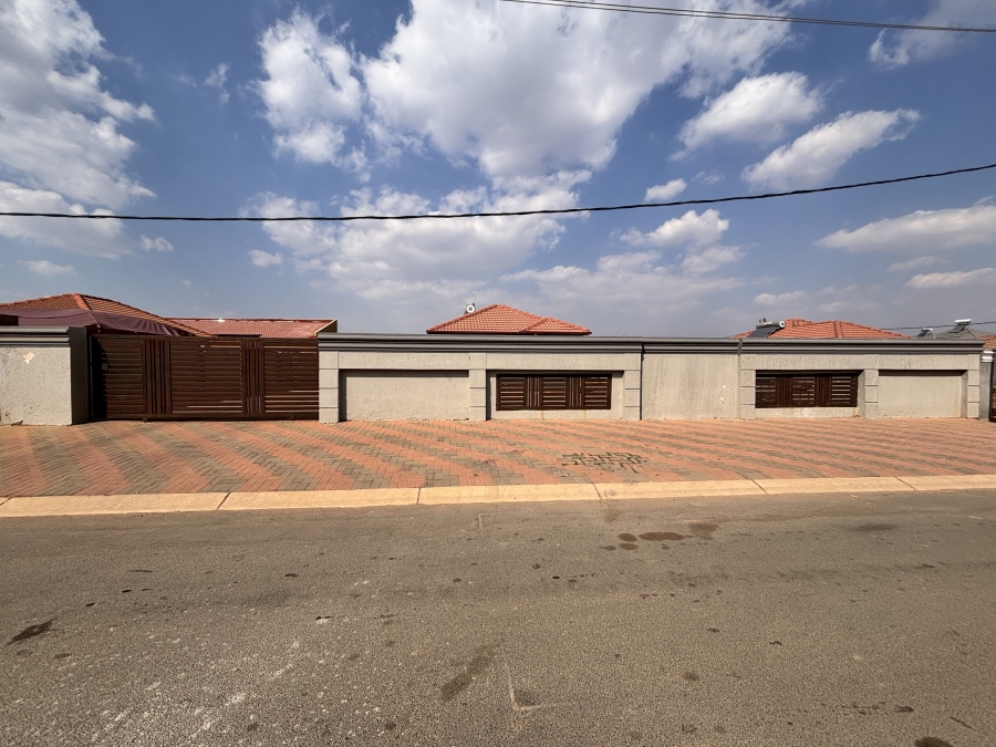 2 Bedroom Property for Sale in Azaadville Gardens Gauteng
