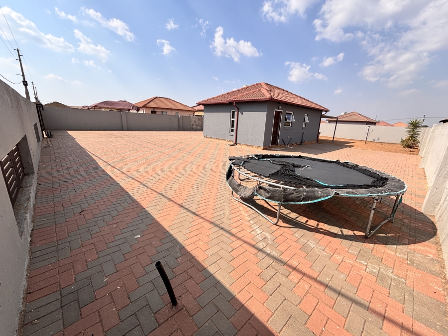 2 Bedroom Property for Sale in Azaadville Gardens Gauteng