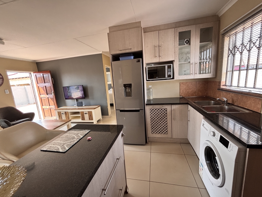 2 Bedroom Property for Sale in Azaadville Gardens Gauteng