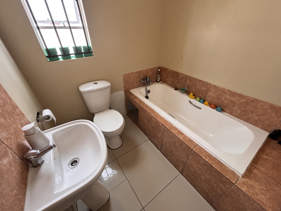 2 Bedroom Property for Sale in Azaadville Gardens Gauteng
