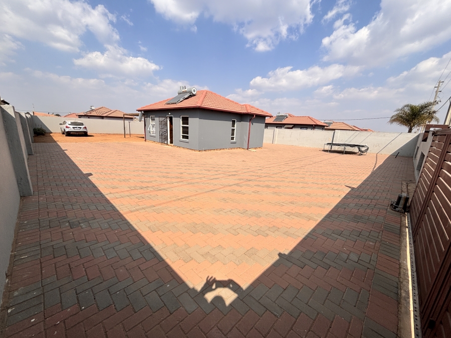 2 Bedroom Property for Sale in Azaadville Gardens Gauteng