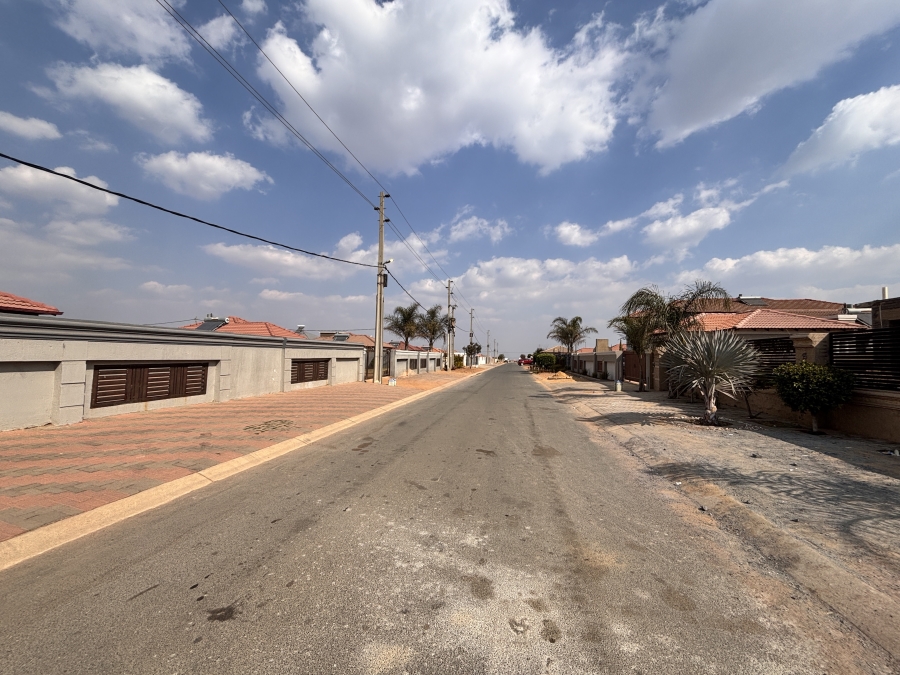 2 Bedroom Property for Sale in Azaadville Gardens Gauteng