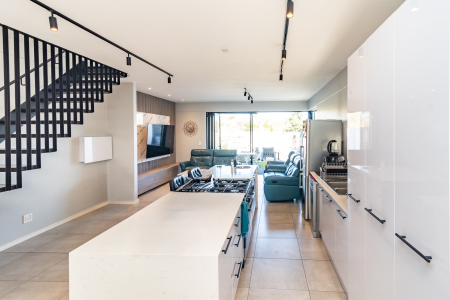 2 Bedroom Property for Sale in Hurlingham Gauteng