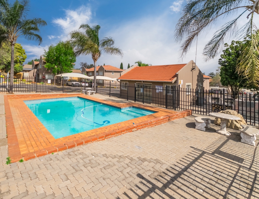 2 Bedroom Property for Sale in Die Hoewes Gauteng