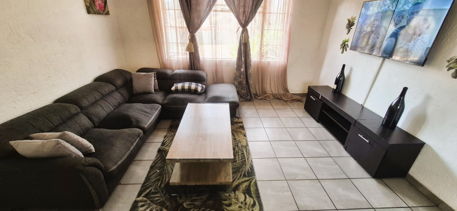 2 Bedroom Property for Sale in Die Hoewes Gauteng