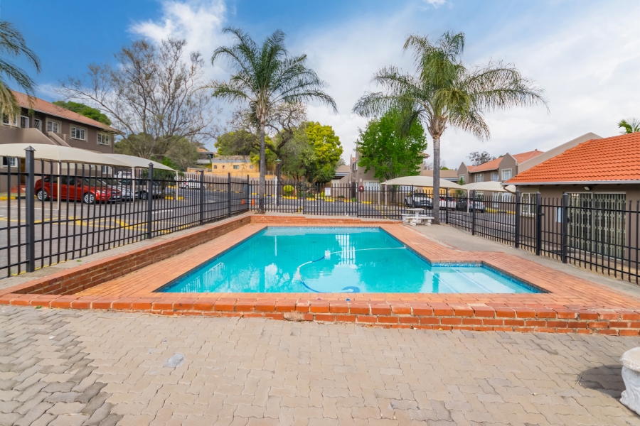 2 Bedroom Property for Sale in Die Hoewes Gauteng