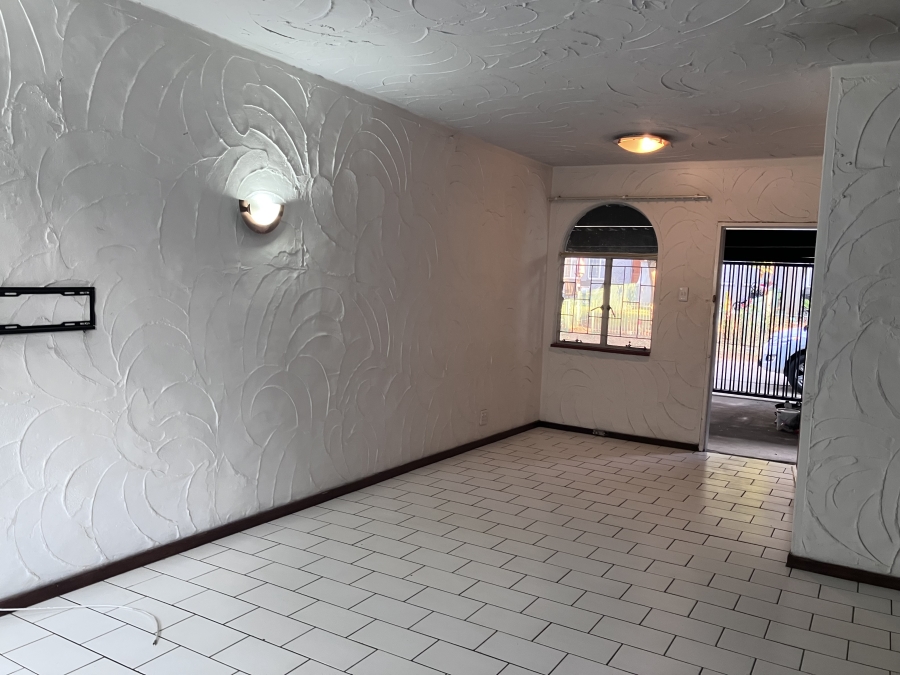 2 Bedroom Property for Sale in Queenswood Gauteng