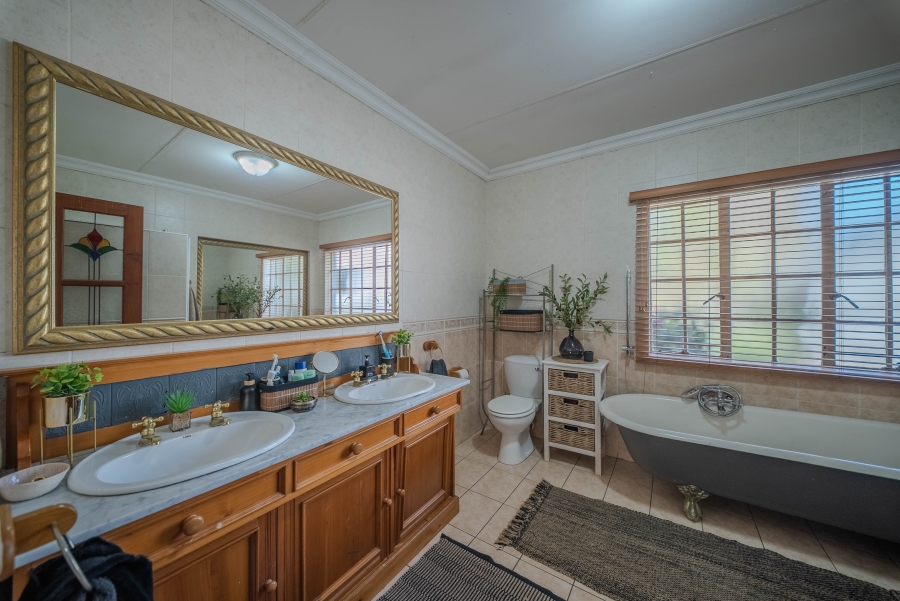 4 Bedroom Property for Sale in Faerie Glen Gauteng