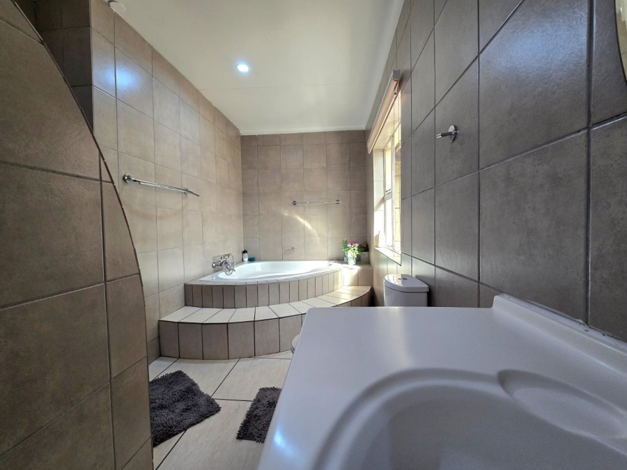7 Bedroom Property for Sale in Homestead Apple Orchards Gauteng