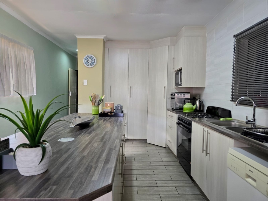7 Bedroom Property for Sale in Homestead Apple Orchards Gauteng