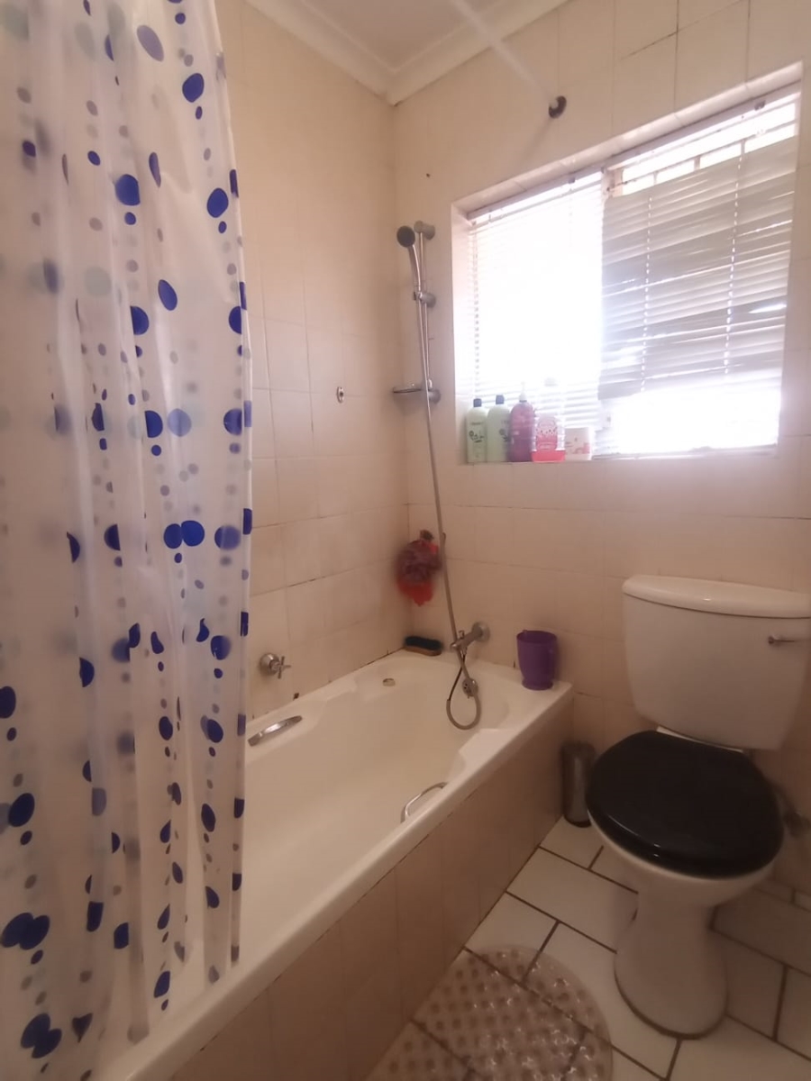 2 Bedroom Property for Sale in Helderkruin Gauteng