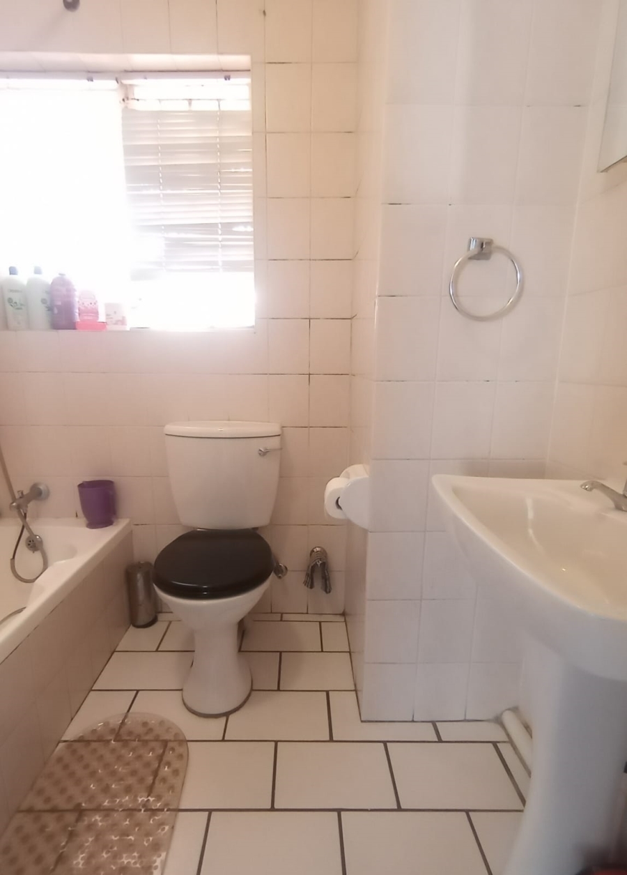 2 Bedroom Property for Sale in Helderkruin Gauteng