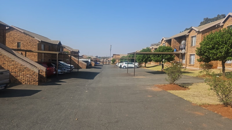 2 Bedroom Property for Sale in Chloorkop Gauteng