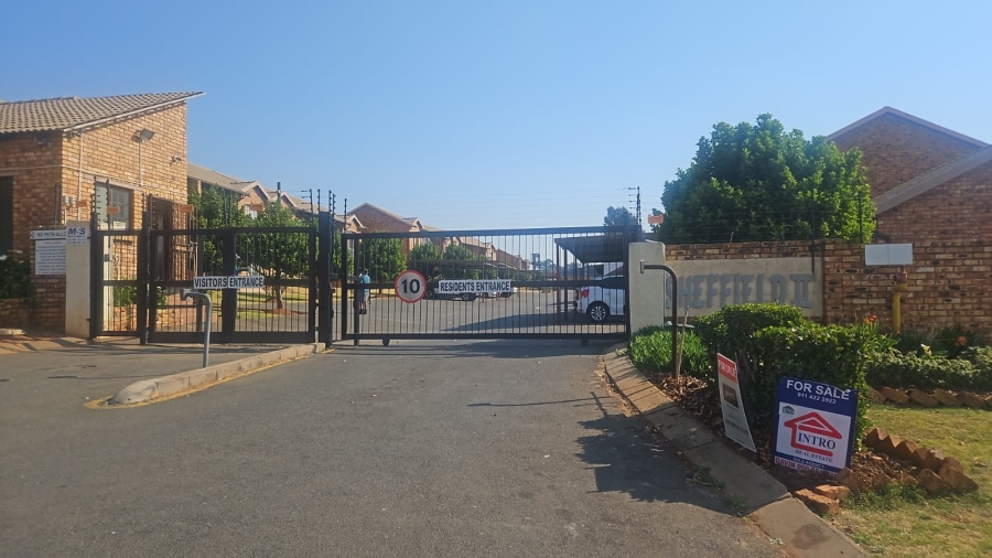2 Bedroom Property for Sale in Chloorkop Gauteng