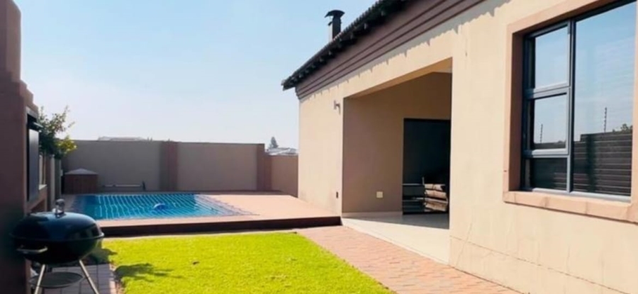 5 Bedroom Property for Sale in Blue Valley Golf Estate Gauteng