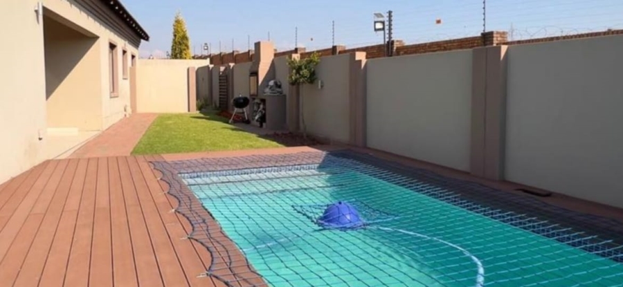 5 Bedroom Property for Sale in Blue Valley Golf Estate Gauteng
