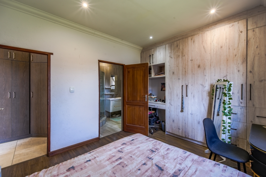 5 Bedroom Property for Sale in Willow Acres Gauteng