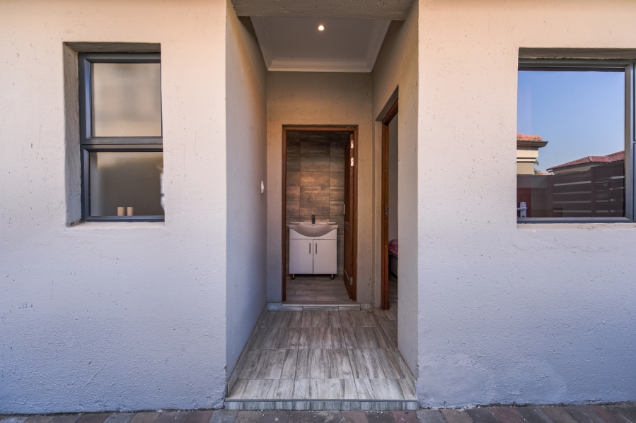 5 Bedroom Property for Sale in Willow Acres Gauteng