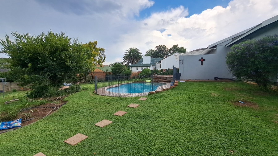 To Let 3 Bedroom Property for Rent in Helderkruin Gauteng