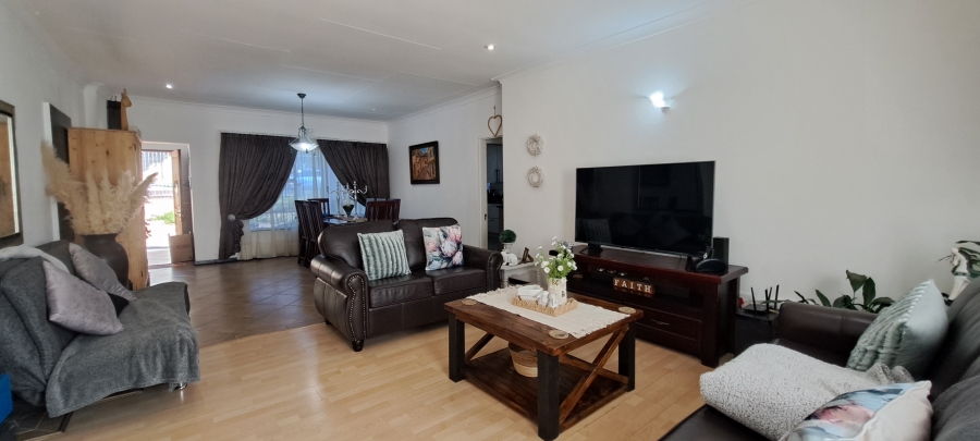 To Let 3 Bedroom Property for Rent in Helderkruin Gauteng