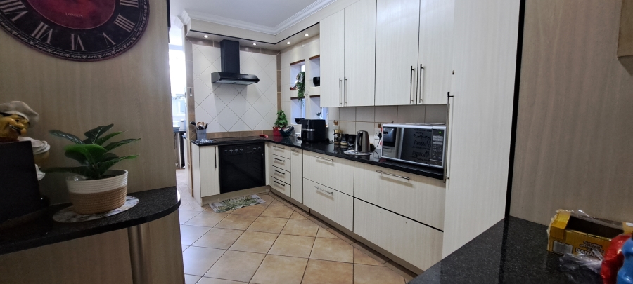 To Let 3 Bedroom Property for Rent in Helderkruin Gauteng
