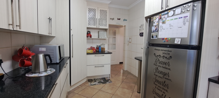 To Let 3 Bedroom Property for Rent in Helderkruin Gauteng