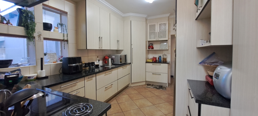 To Let 3 Bedroom Property for Rent in Helderkruin Gauteng