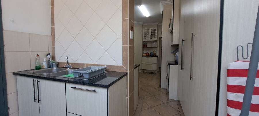 To Let 3 Bedroom Property for Rent in Helderkruin Gauteng