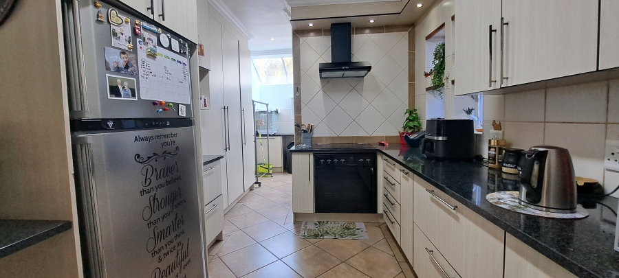 To Let 3 Bedroom Property for Rent in Helderkruin Gauteng