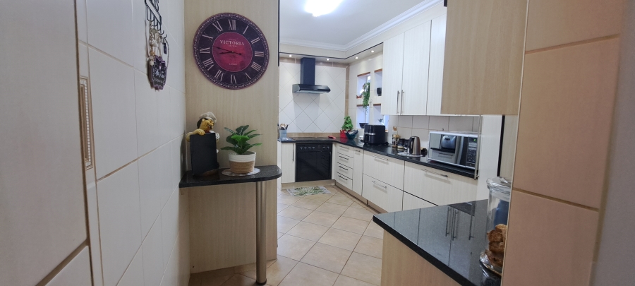To Let 3 Bedroom Property for Rent in Helderkruin Gauteng