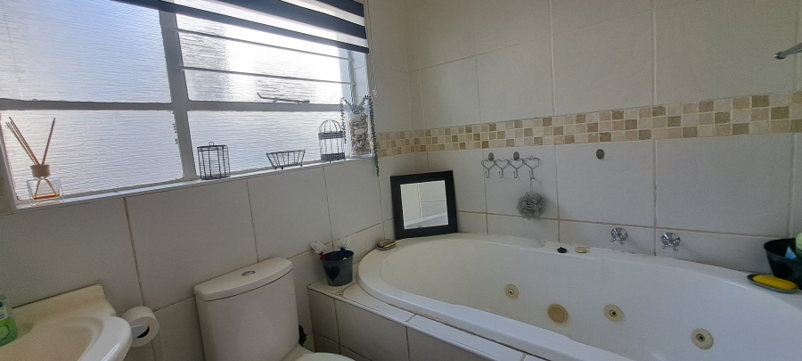 To Let 3 Bedroom Property for Rent in Helderkruin Gauteng