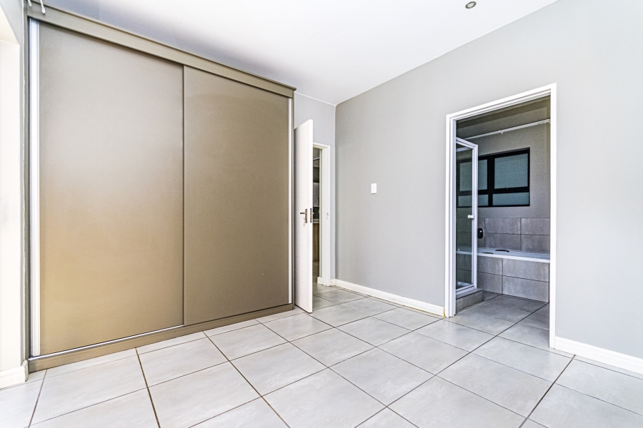 2 Bedroom Property for Sale in Die Hoewes Gauteng
