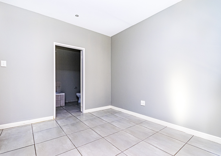 2 Bedroom Property for Sale in Die Hoewes Gauteng