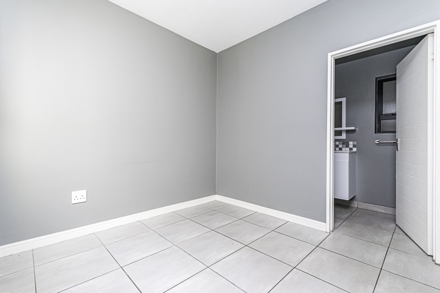 2 Bedroom Property for Sale in Die Hoewes Gauteng