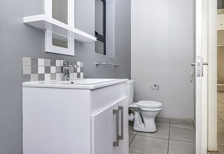 2 Bedroom Property for Sale in Die Hoewes Gauteng
