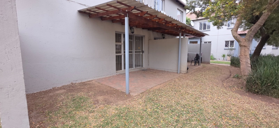 To Let 2 Bedroom Property for Rent in Greenstone Hill Gauteng