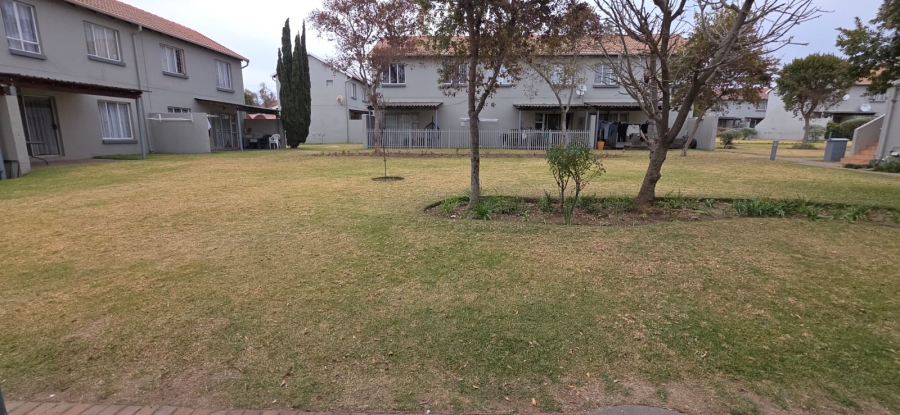 To Let 2 Bedroom Property for Rent in Greenstone Hill Gauteng