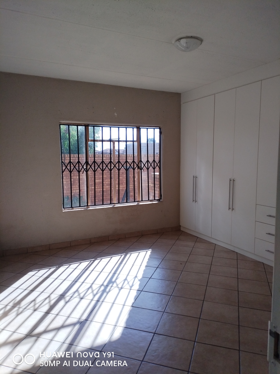 To Let 2 Bedroom Property for Rent in Krugersrus Gauteng